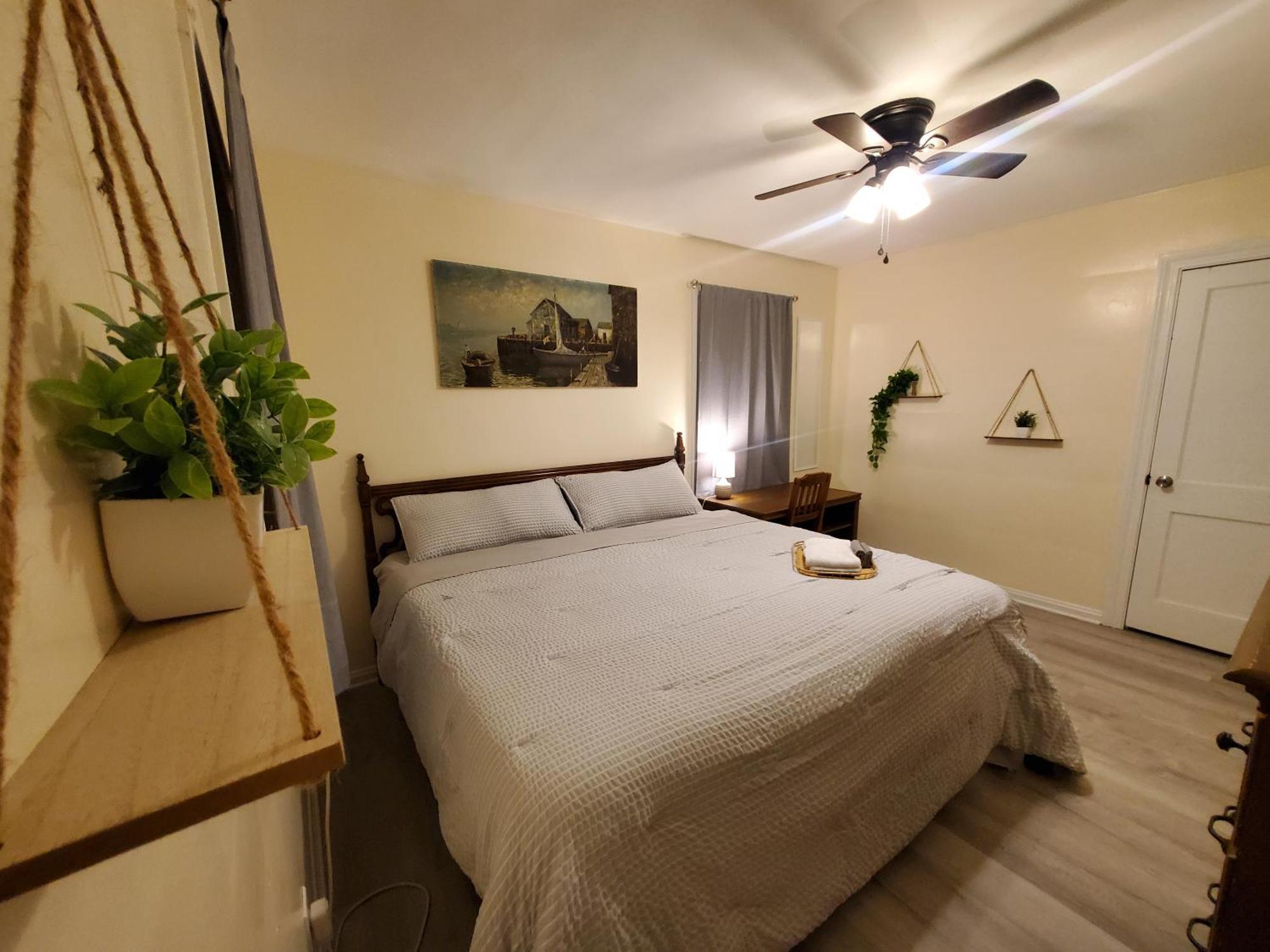 Gem King Size Bed Apartment Louisville