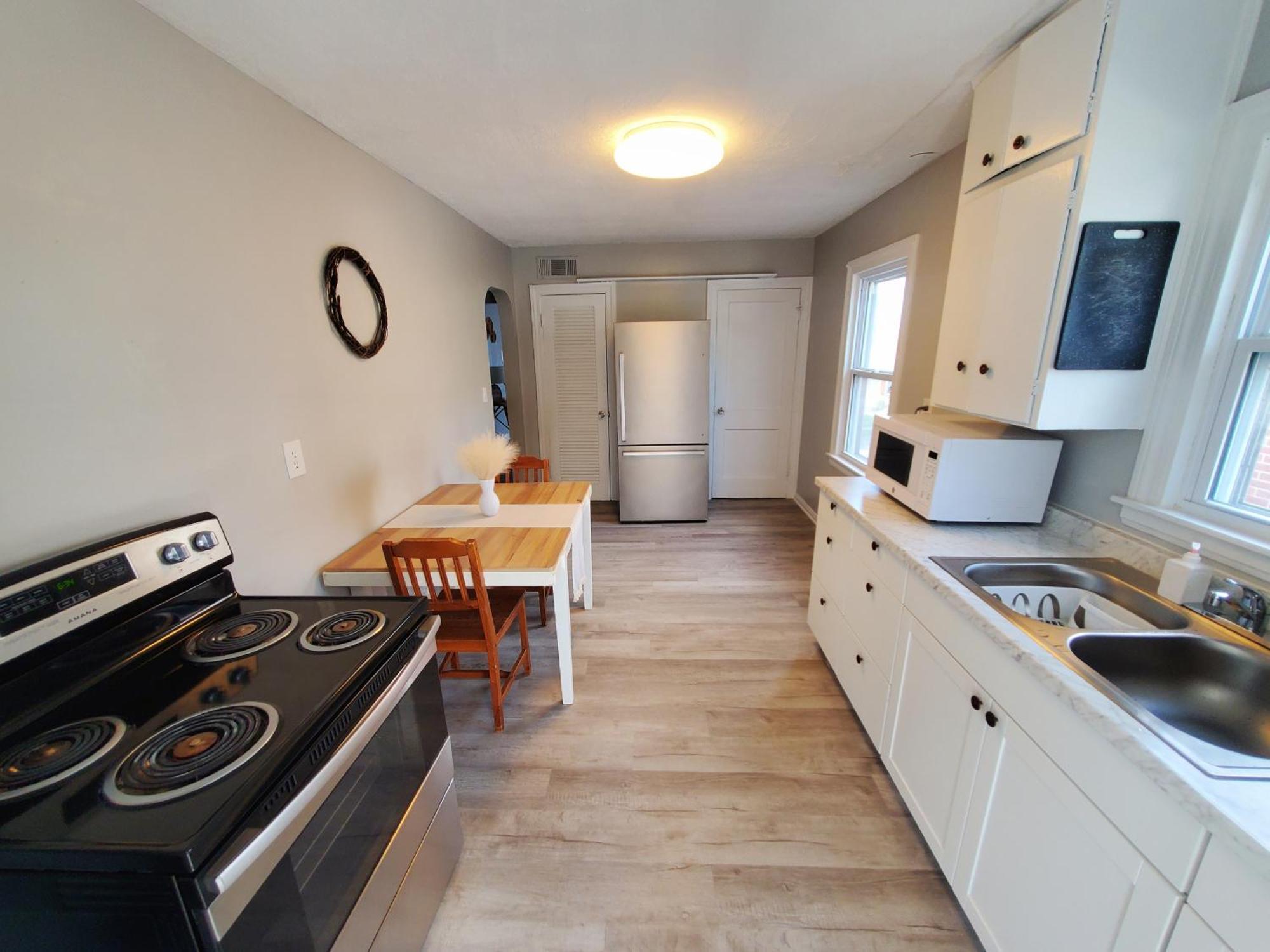 Gem King Size Bed Apartment Louisville